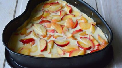 шарлотка в сметанной заливке