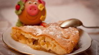 Шарлотка яблочная со сливочным маслом