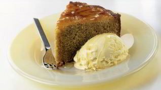 Яблочная шарлотка с медом и корицей