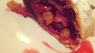 Штрудель с вишней