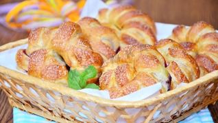 Слойки с черникой