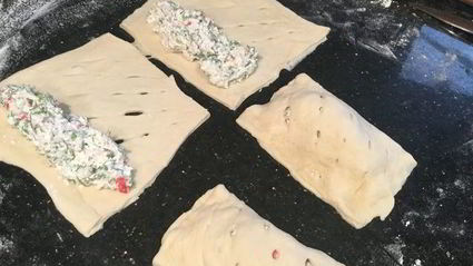 слойки с крабовыми палочками и творогом