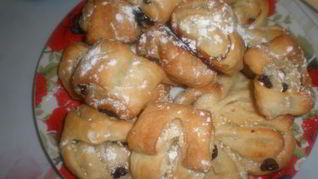 Слойки с кунжутом и клюквой