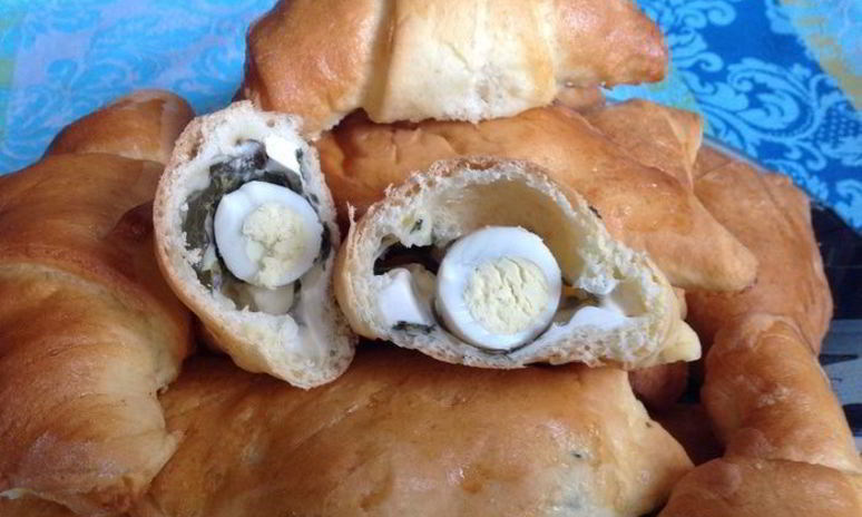 Рецепт слоек с щавелем, сыром и яйцом