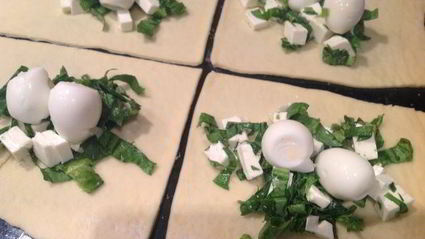 слойки с щавелем, сыром и яйцом