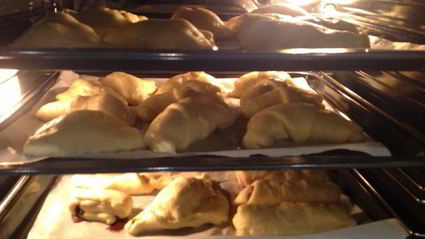 слойки с щавелем, сыром и яйцом