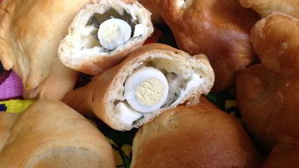 слойки с щавелем, сыром и яйцом