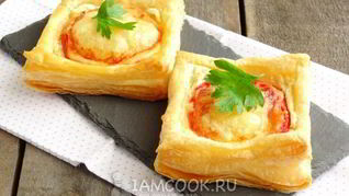 Слойки с сырно-томатной начинкой