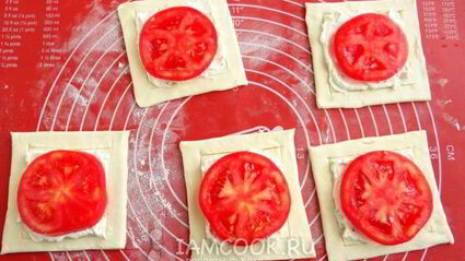 слойки с сырно-томатной начинкой