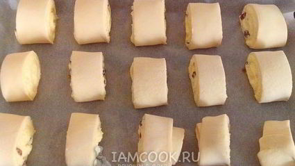 слойки с творогом и изюмом