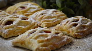 Слойки с творогом и клубникой