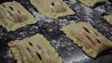 слойки с творогом и клубникой