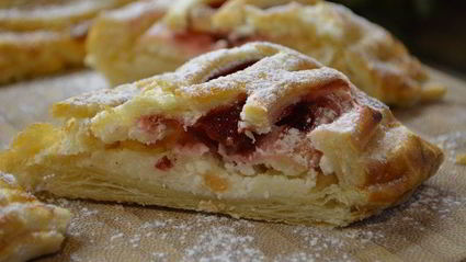 слойки с творогом и клубникой