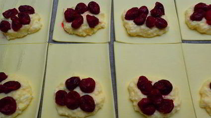 слойки с творогом и вишней