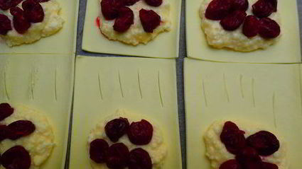 слойки с творогом и вишней