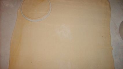 слойки солнце на тарелке