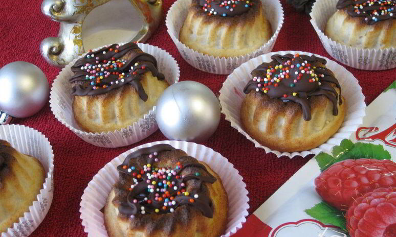 Рецепт нежных творожников малиновый вулкан