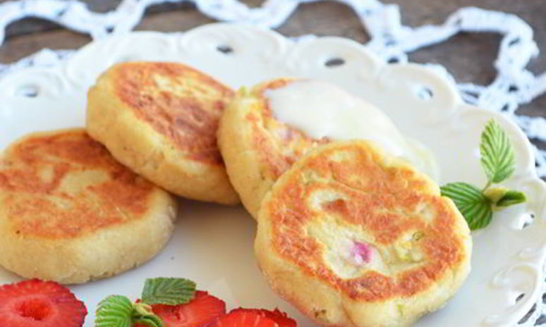 Рецепт овсяных сырников с ревенем