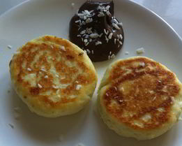 Печеные ванильные сырники с шоколадным соусом