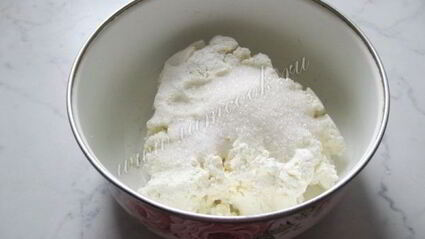 сырники с изюмом и соусом из вишни