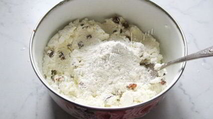 сырники с изюмом и соусом из вишни