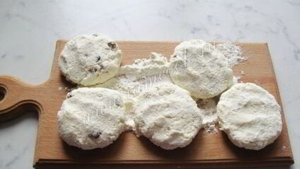 сырники с изюмом и соусом из вишни