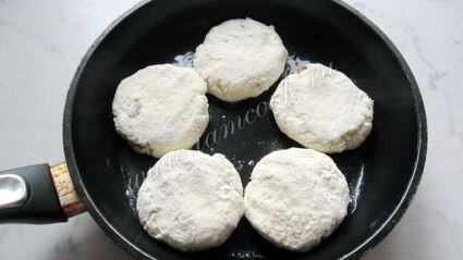 сырники с изюмом и соусом из вишни