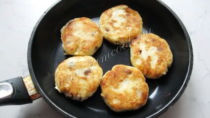 сырники с изюмом и соусом из вишни