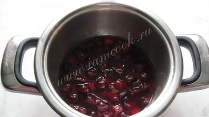 сырники с изюмом и соусом из вишни