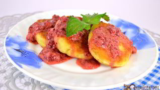 Сырники с овсяными хопьями и клубнично-сметанным соусом