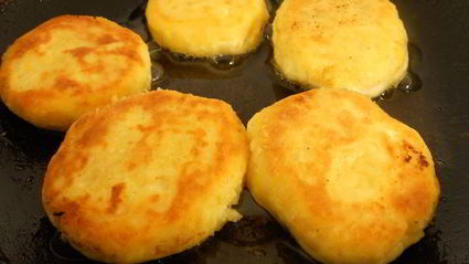 сырники с овсяными хопьями и клубнично-сметанным соусом