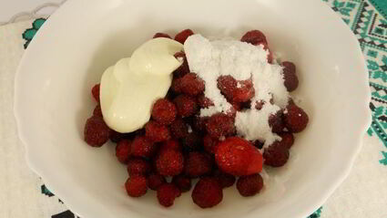 сырники с овсяными хопьями и клубнично-сметанным соусом