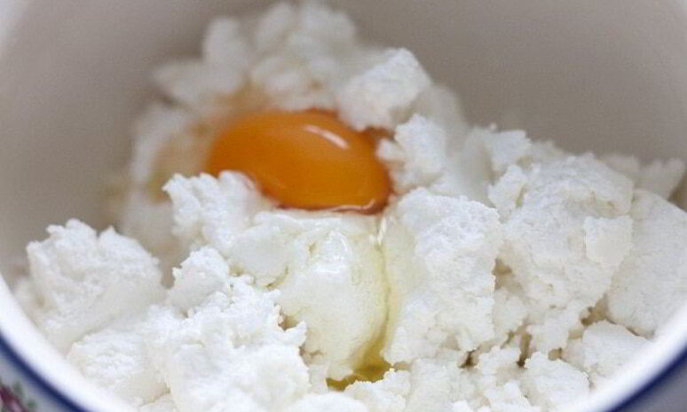 Рецепт сырников с вишневым соусом и корицей