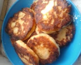 Сырники с яблоком, ванилью и корицей на сковороде