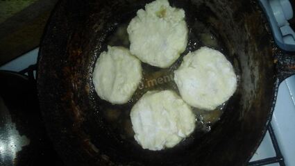 сырники с яблоком, ванилью и корицей на сковороде