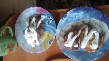 сырники с яблоком, ванилью и корицей на сковороде