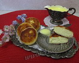 Сырники со сметанным соусом