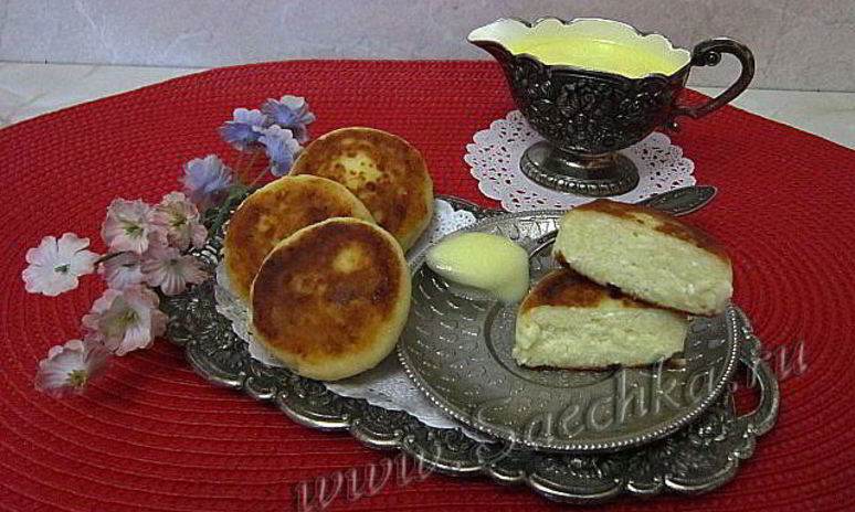 Рецепт сырников со сметанным соусом