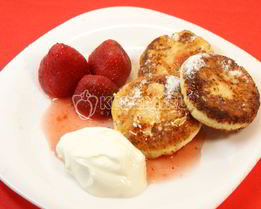 Сырники со сметаной, джемом и ягодами