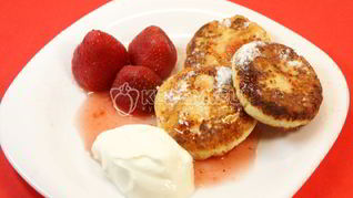 Сырники со сметаной, джемом и ягодами