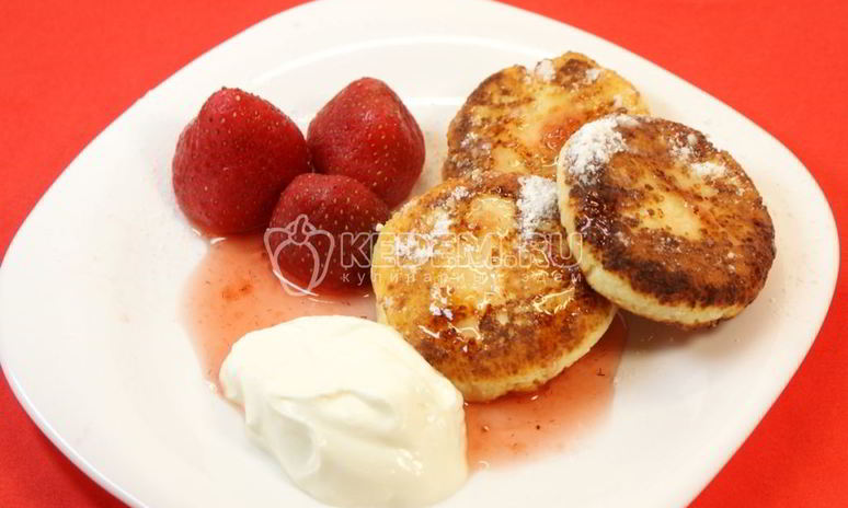 Рецепт сырников со сметаной, джемом и ягодами