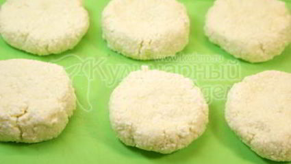 сырники со сметаной, джемом и ягодами