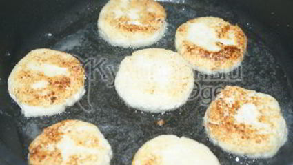 сырники со сметаной, джемом и ягодами