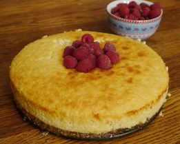 Творожник с белым шоколадом и малиной