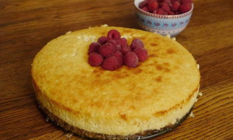 Рецепт творожника с белым шоколадом и малиной