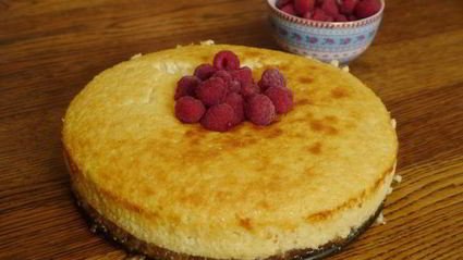 творожник с белым шоколадом и малиной