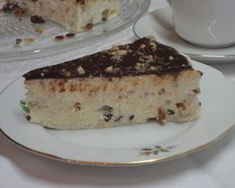 Творожник с орехами и изюмом