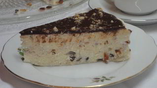 Творожник с орехами и изюмом