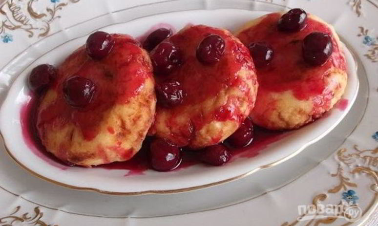 Рецепт творожных сырников с вишневым соусом