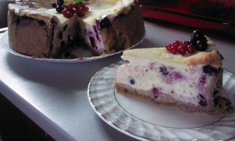 Рецепт воздушного творожника со смородиной